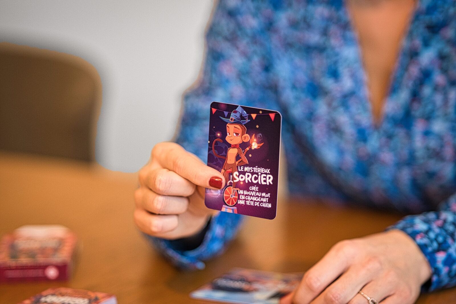 Carte pouvoir Le Mystérieux Sorcier tenue en main dans le jeu Morpho Toutou