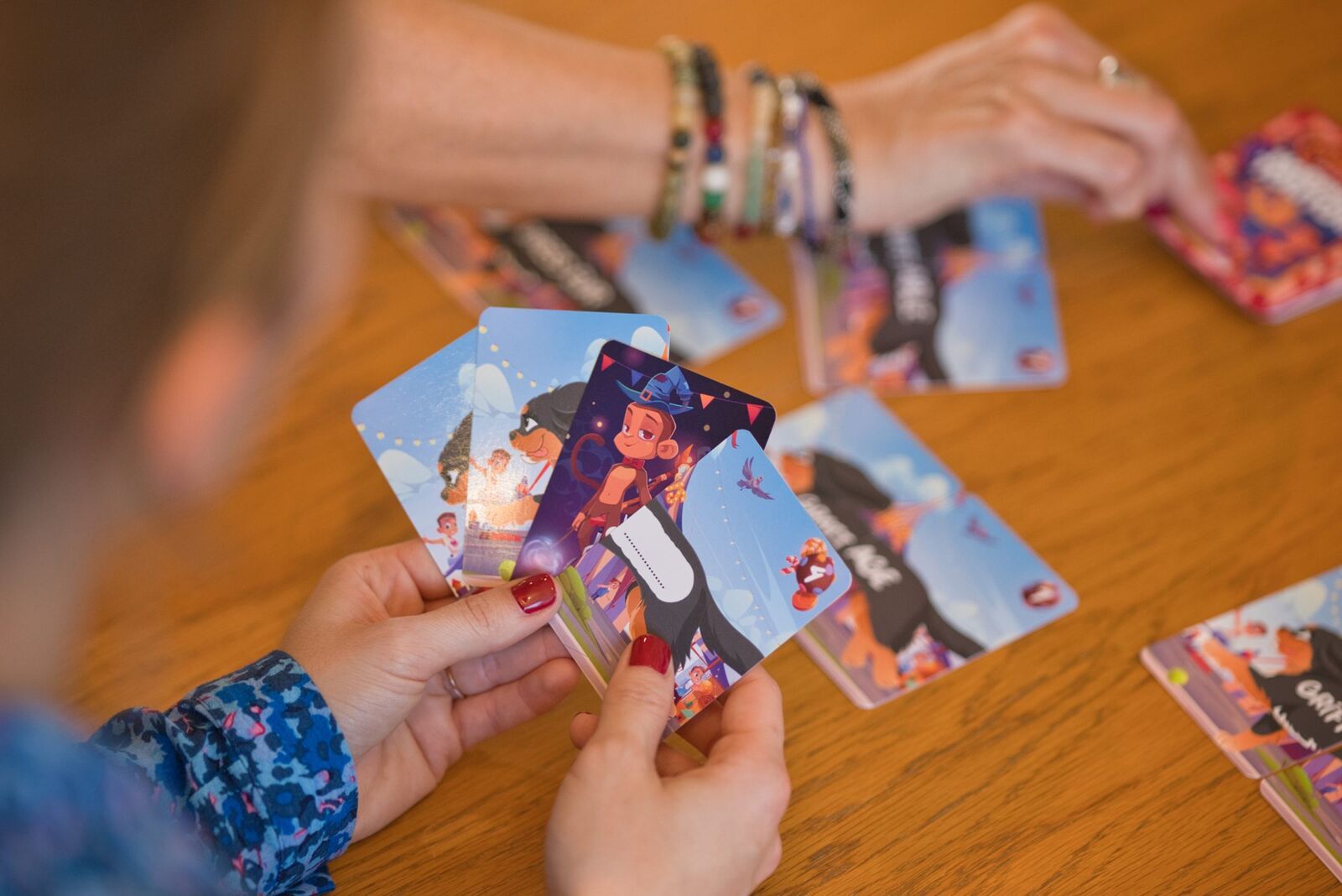 Enfant sélectionnant une carte mot dans le jeu Morpho Toutou